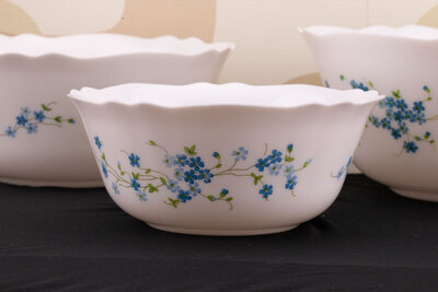 3 saladiers vintage en opaline blanche avec un motif de fleur de chez Arcopal Veronica