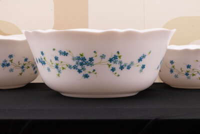 3 saladiers vintage en opaline blanche avec un motif de fleur de chez Arcopal Veronica