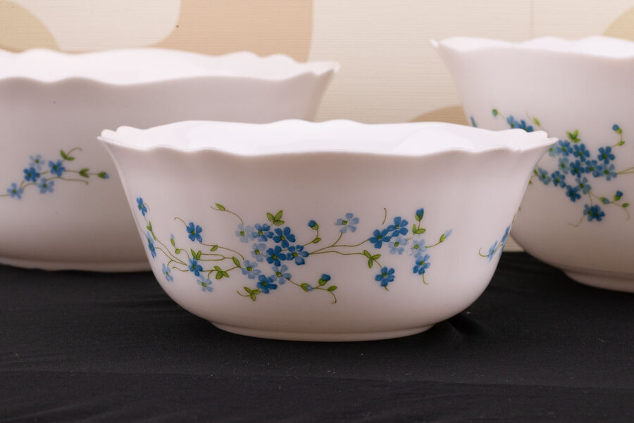 3 saladiers vintage en opaline blanche avec un motif de fleur de chez Arcopal Veronica