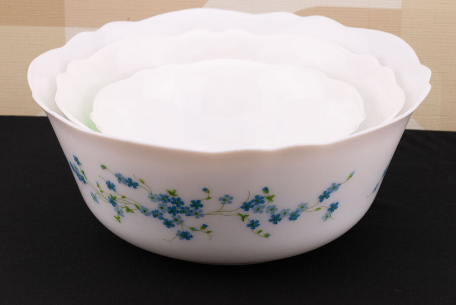 3 saladiers vintage en opaline blanche avec un motif de fleur de chez Arcopal Veronica