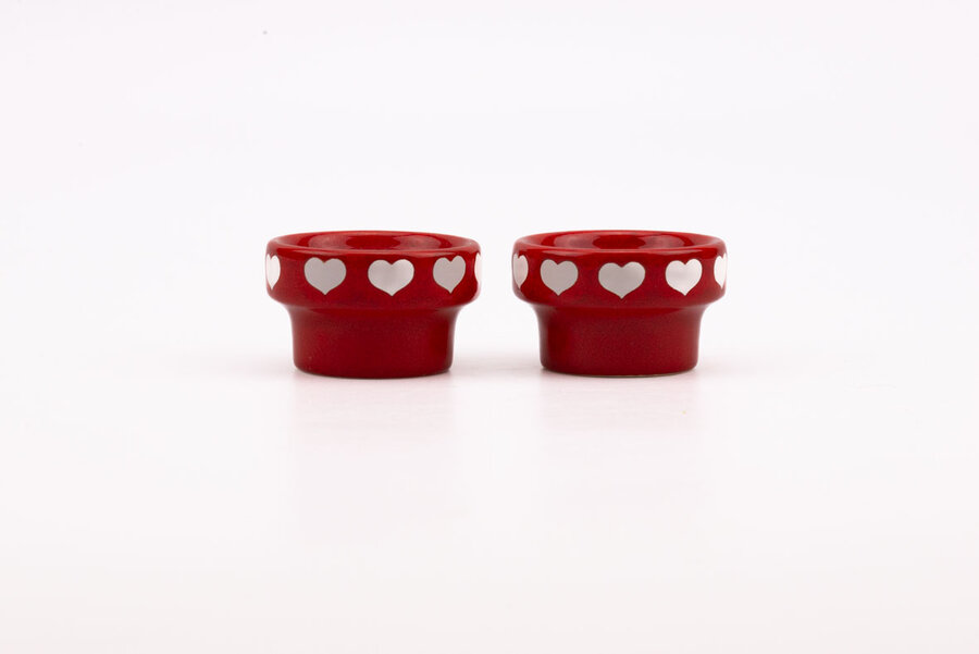 2 bougeoirs rouges avec des coeurs