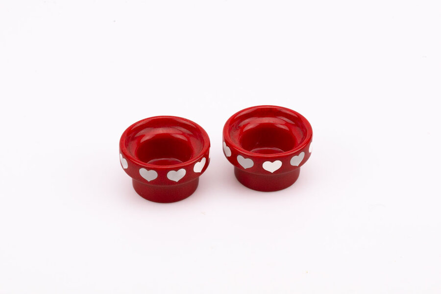 2 bougeoirs rouges avec des coeurs