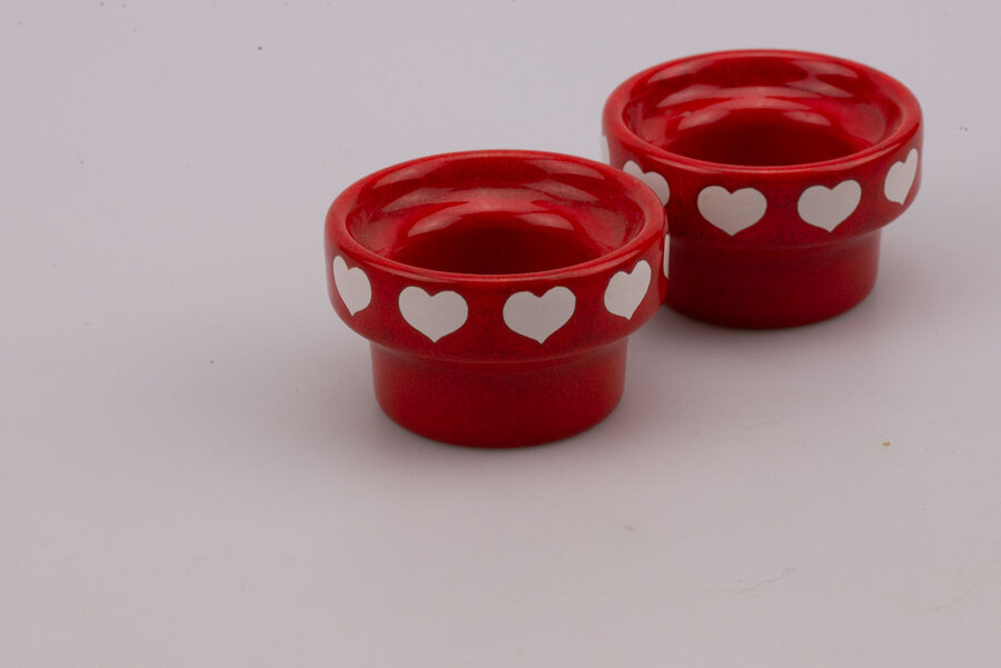 2 bougeoirs rouges avec des coeurs