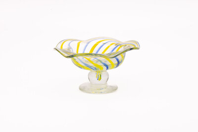 Coupe en verre soufflé avec des lignes bleues et jaunes