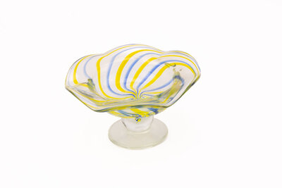 Coupe en verre soufflé avec des lignes bleues et jaunes