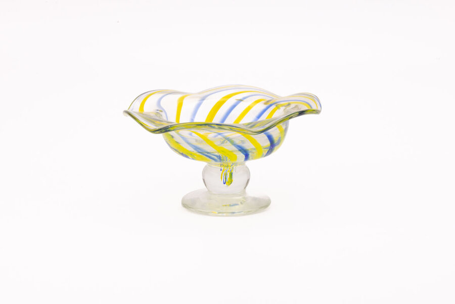 Coupe en verre soufflé avec des lignes bleues et jaunes