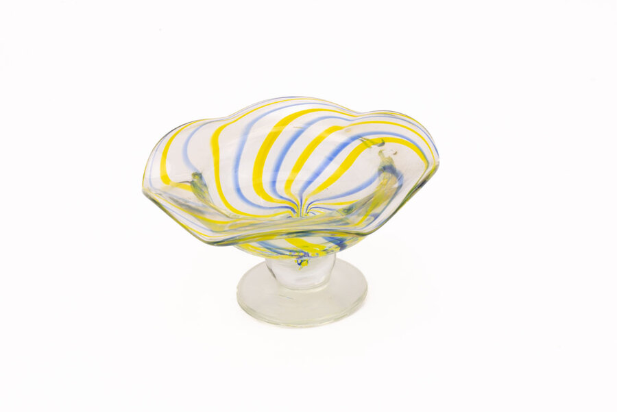 Coupe en verre soufflé avec des lignes bleues et jaunes