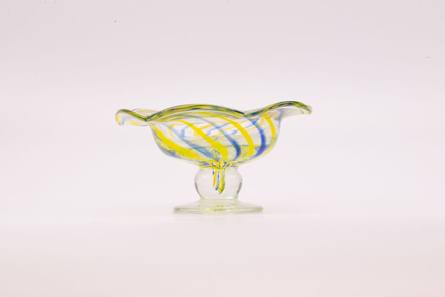Coupe en verre soufflé avec des lignes bleues et jaunes