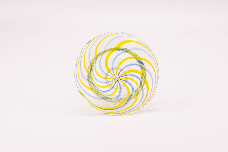 Coupe en verre soufflé avec des lignes bleues et jaunes
