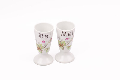2 mazagrans en porcelaine de Limoges d'une hauteur de cm avec motif floral 