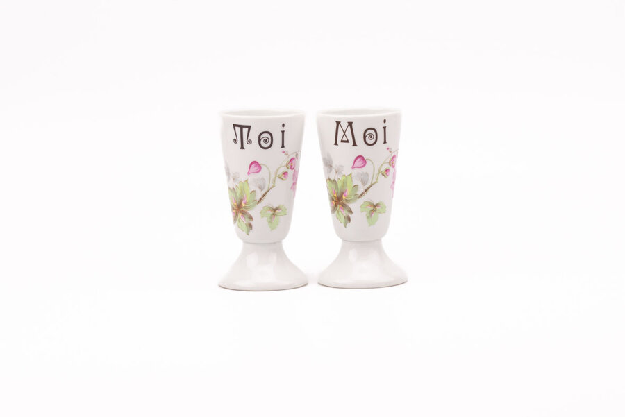 2 mazagrans en porcelaine de Limoges d'une hauteur de cm avec motif floral 