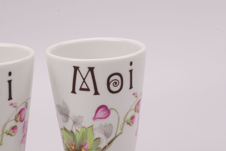 2 mazagrans en porcelaine de Limoges d'une hauteur de cm avec motif floral 