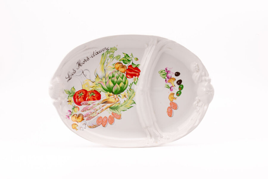 Grand plat Les Hors-d'oeuvres en porcelaine d'une longueur de 43 cm 