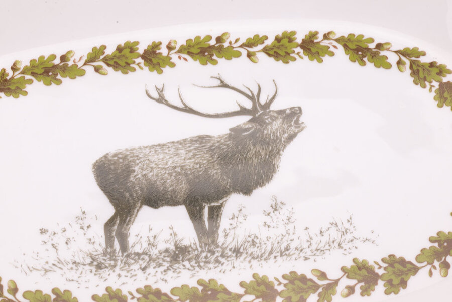 Plateau vintage ovale en porcelaine blanche avec un cerf au centre de chez Johan Seltmann
