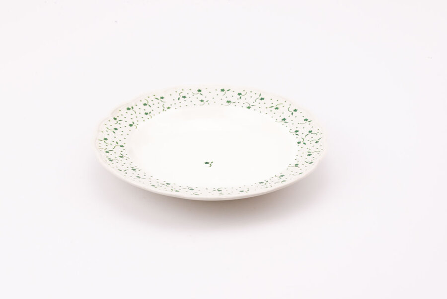 7 assiettes creuses Boch Frères La Louvière Belgique de la collection Flora. Bordure motif floral vert