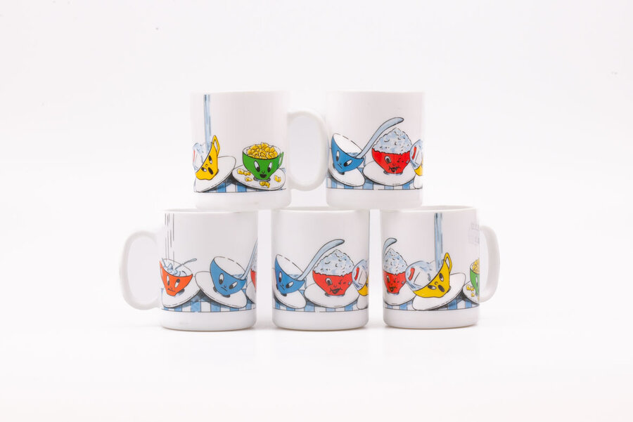 5 mugs Arcopal 5 mugs vintage en opaline blanche avec des motifs de tasse de chez Arcopal