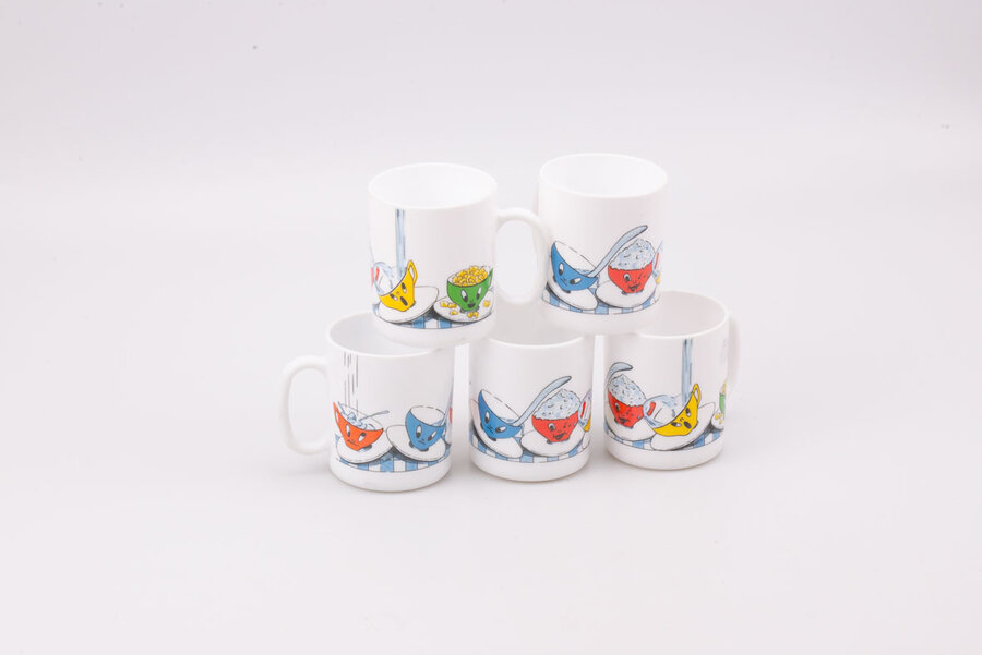 5 mugs Arcopal 5 mugs vintage en opaline blanche avec des motifs de tasse de chez Arcopal