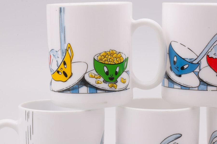 5 mugs Arcopal 5 mugs vintage en opaline blanche avec des motifs de tasse de chez Arcopal