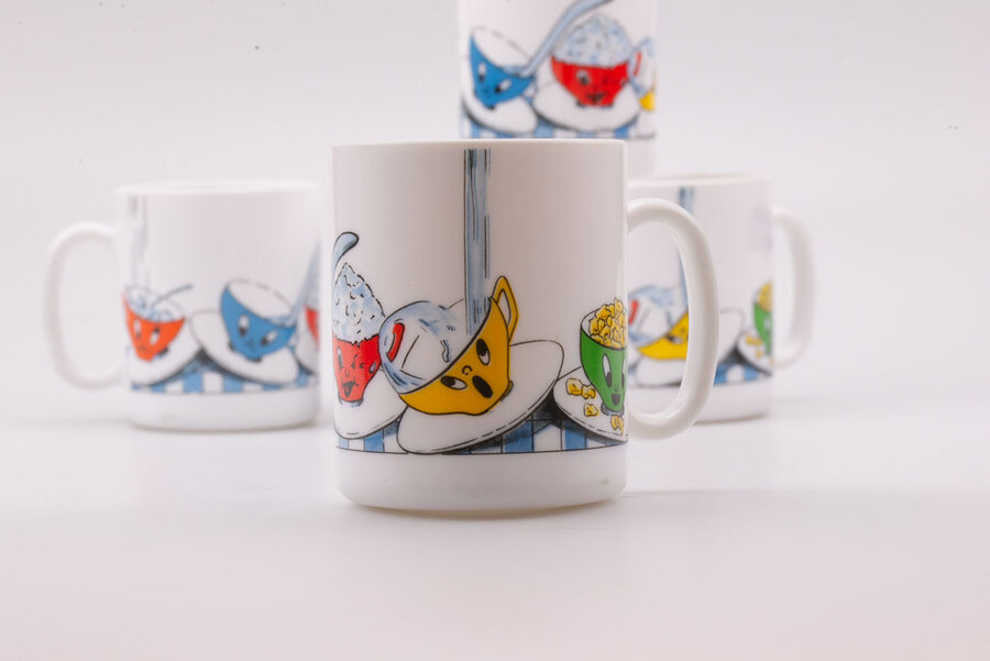 5 mugs Arcopal 5 mugs vintage en opaline blanche avec des motifs de tasse de chez Arcopal