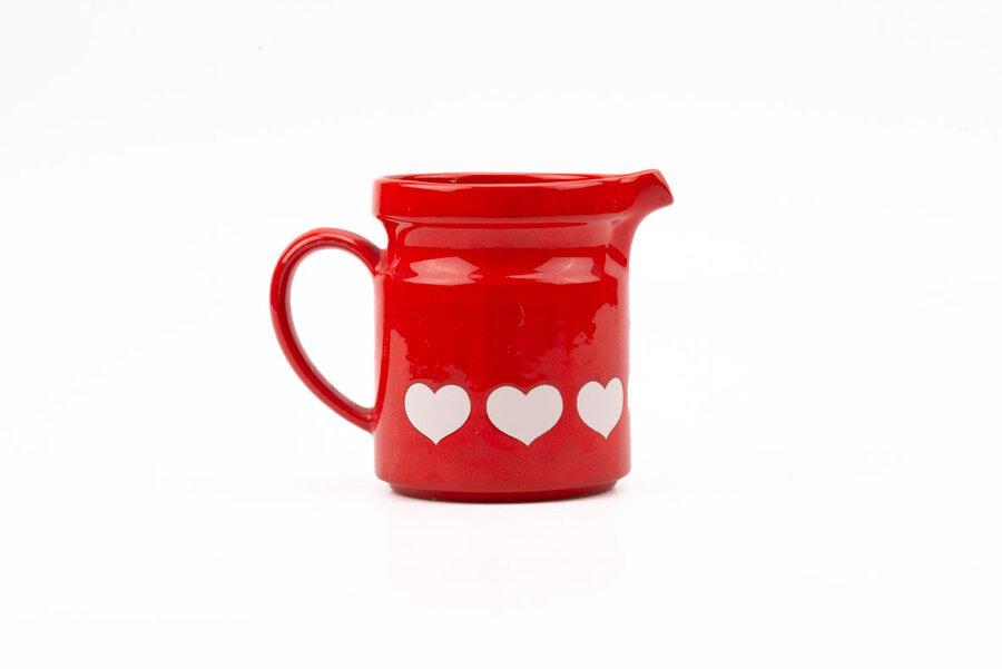 Cruche coeur Waechtersbach rouge avec coeurs blancs