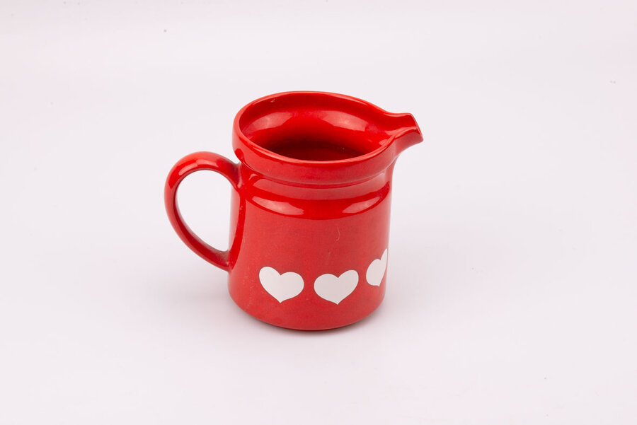 Cruche coeur Waechtersbach rouge avec coeurs blancs