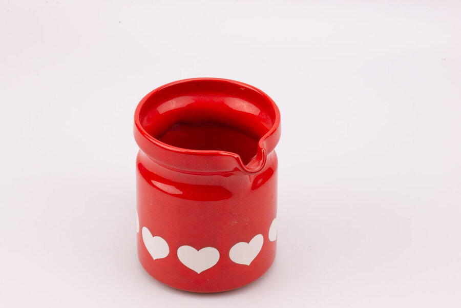 Cruche coeur Waechtersbach rouge avec coeurs blancs