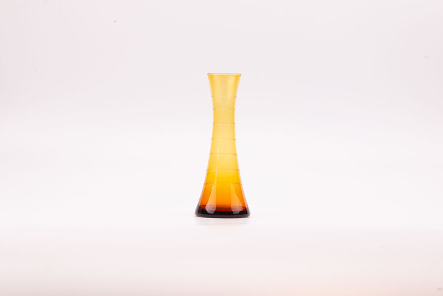 Petit vase en verre ambré vintage