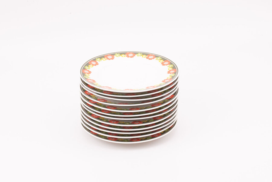 12 assiettes à dessert vintage en porcelaine Winteling  12 assiettes à dessert vintage en porcelaine avec un motif noir et à fleur sur les extrémités de chez Winteling