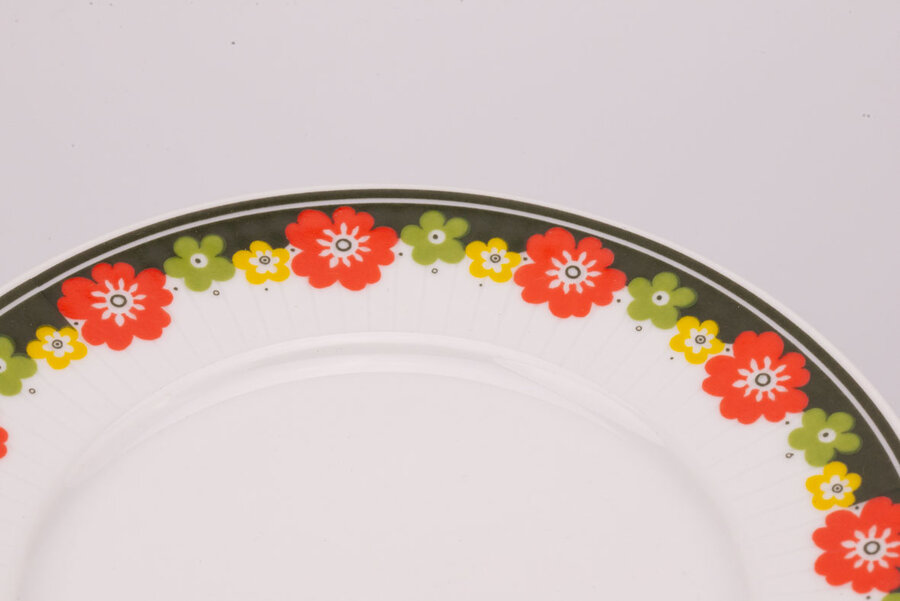 Assiette à dessert vintage en porcelaine Winteling  Assiette à dessert vintage en porcelaine avec un motif noir et à fleur sur les extrémités de chez Winteling