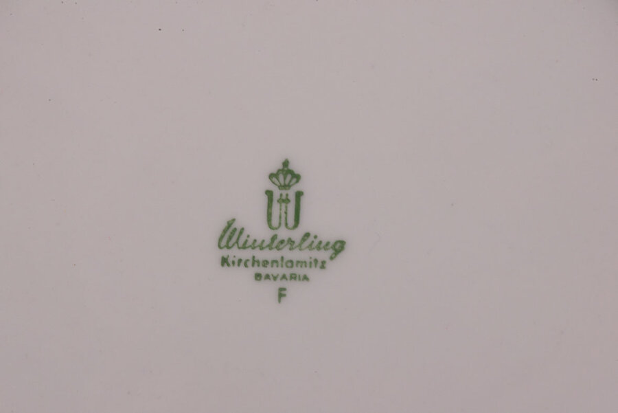 Assiette à dessert vintage en porcelaine Winteling  Assiette à dessert vintage en porcelaine avec un motif noir et à fleur sur les extrémités de chez Winteling