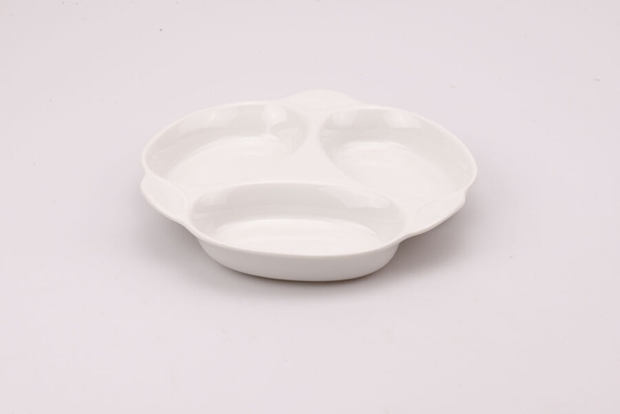 Plateau apéritif vintage Pillivuyt Plateau apéritif vintage en porcelaine à 3 compartiments de chez Pillivuyt