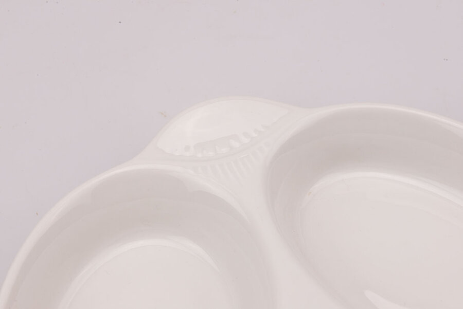 Plateau apéritif vintage Pillivuyt Plateau apéritif vintage en porcelaine à 3 compartiments de chez Pillivuyt