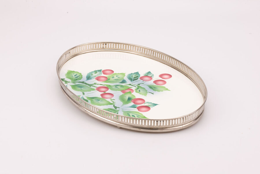 Plateau vintage en porcelaine transparent et ciselé avec un motif de baie 