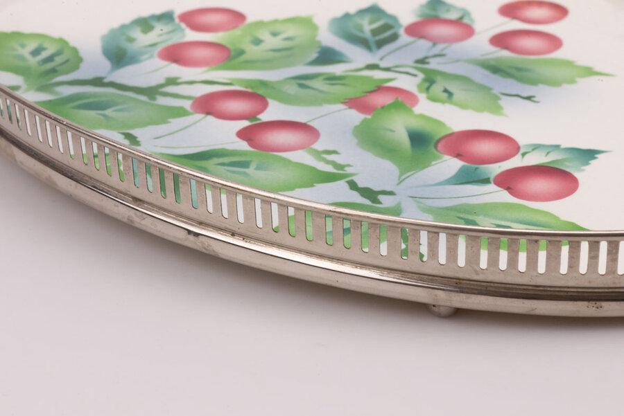 Plateau vintage en porcelaine transparent et ciselé avec un motif de baie 