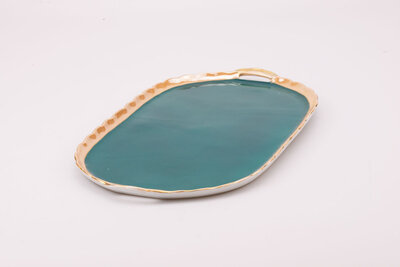 Plateau vintage en porcelaine bleu et un pourtour doré de chez Victoria