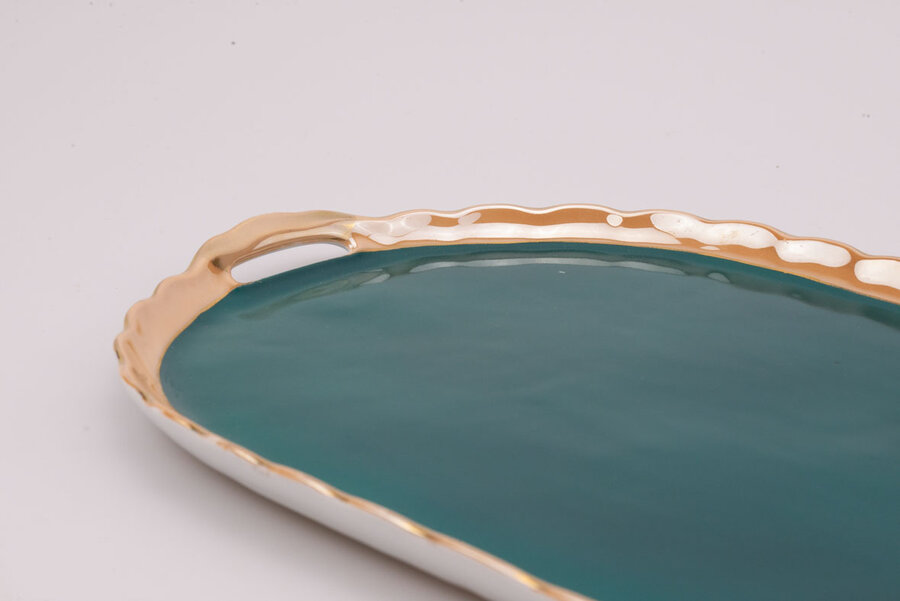 Plateau vintage en porcelaine bleu et un pourtour doré de chez Victoria