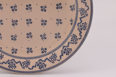 assiette plate Laura Ashley Petite fleur Johnson Brothers avec de jolies petites fleurs bleues sur fond beige