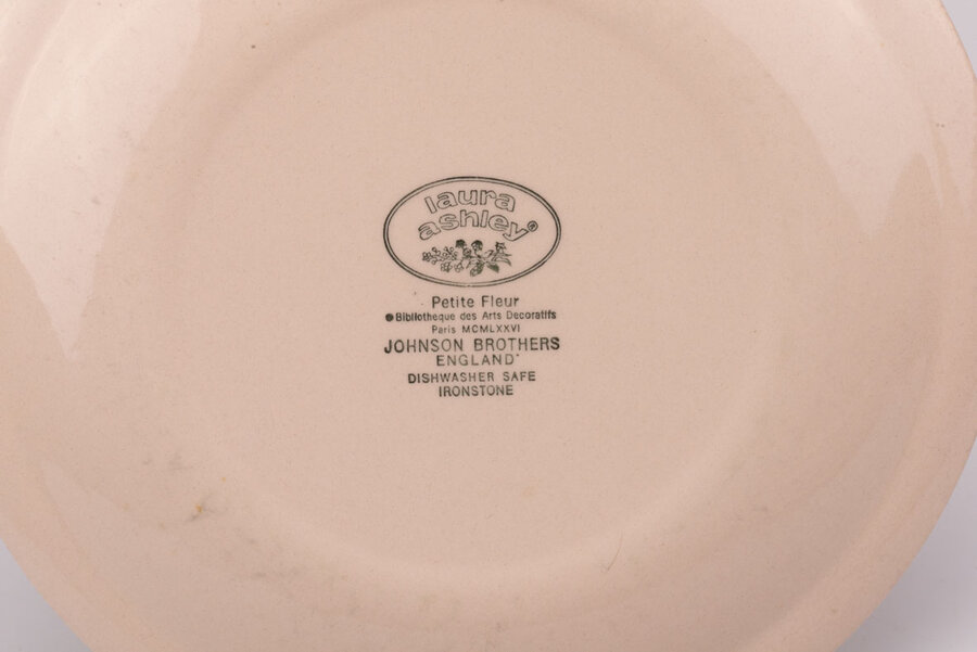 assiette plate Laura Ashley Petite fleur Johnson Brothers avec de jolies petites fleurs bleues sur fond beige