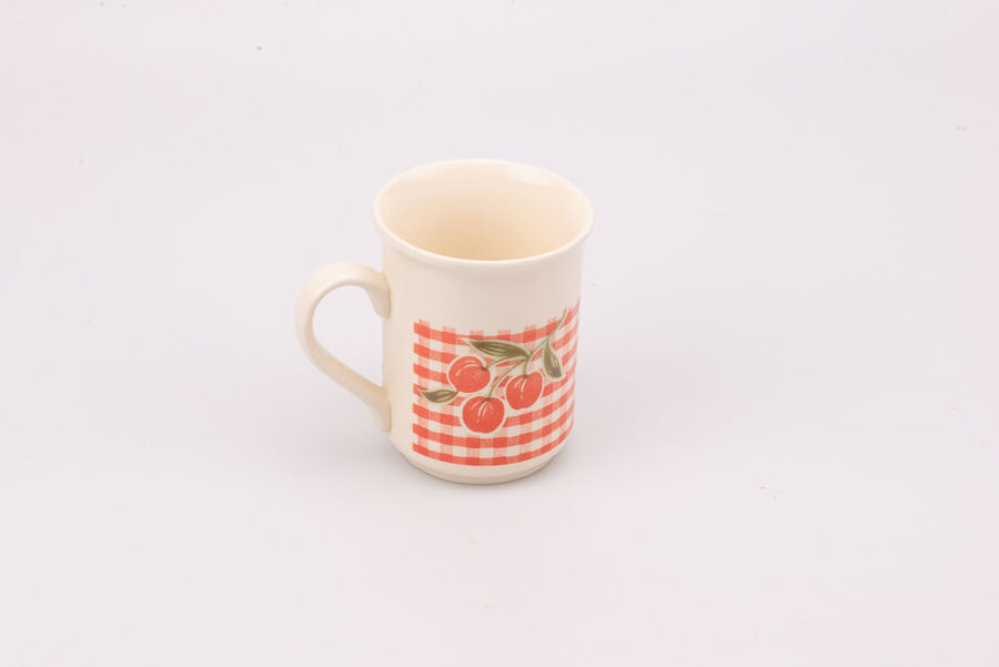Tasse vintage en porcelaine Biltons England Tasse vintage en porcelaine blanche avec un motif de cerise de chez Biltons England