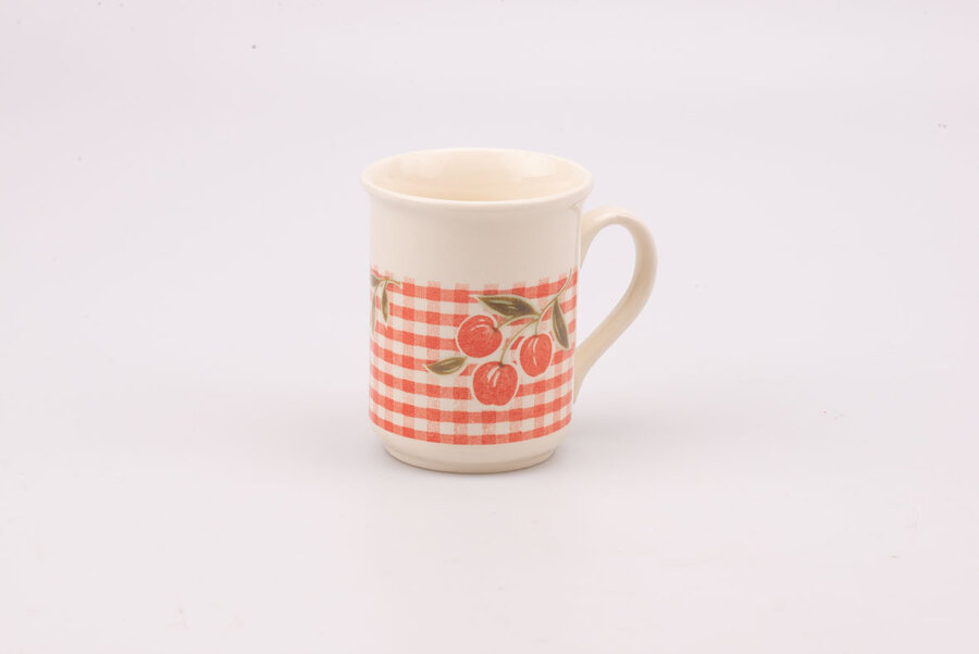 Tasse vintage en porcelaine Biltons England Tasse vintage en porcelaine blanche avec un motif de cerise de chez Biltons England