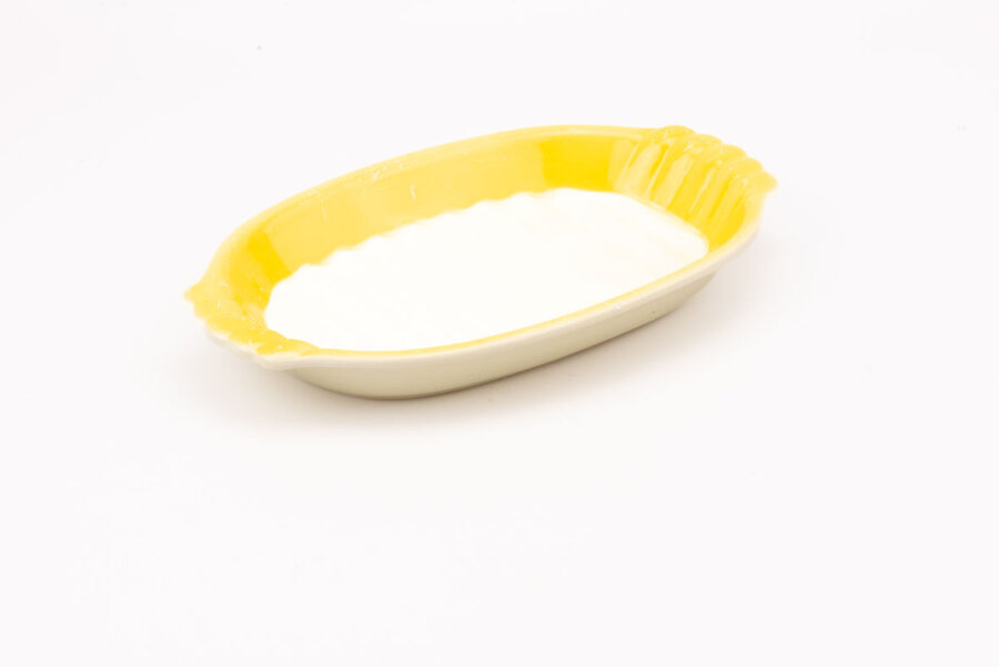 Plat de service vintage en faïence jaune et blanc