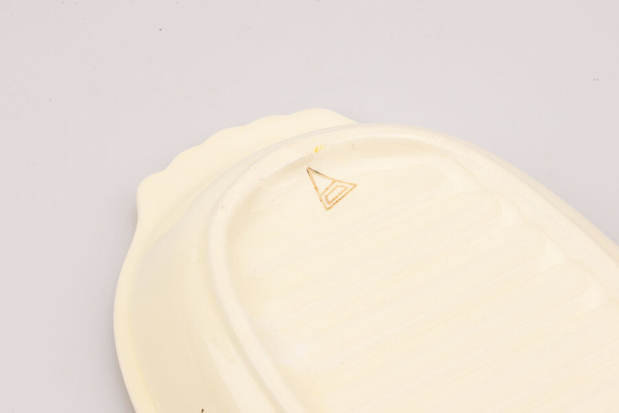 Plat de service vintage en faïence jaune et blanc