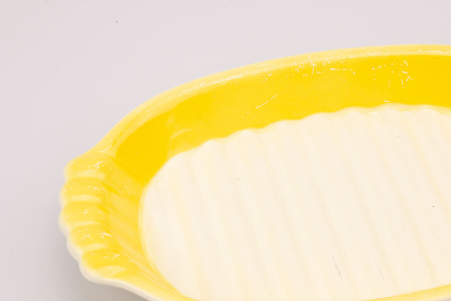 Plat de service vintage en faïence jaune et blanc