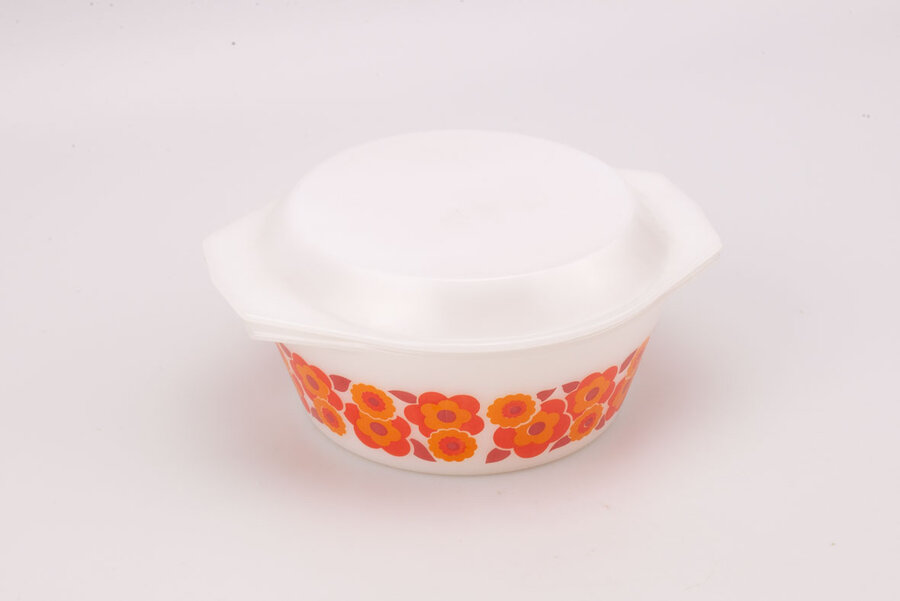 Plat avec couvercle Lotus Arcopal blanc et fleurs oranges
