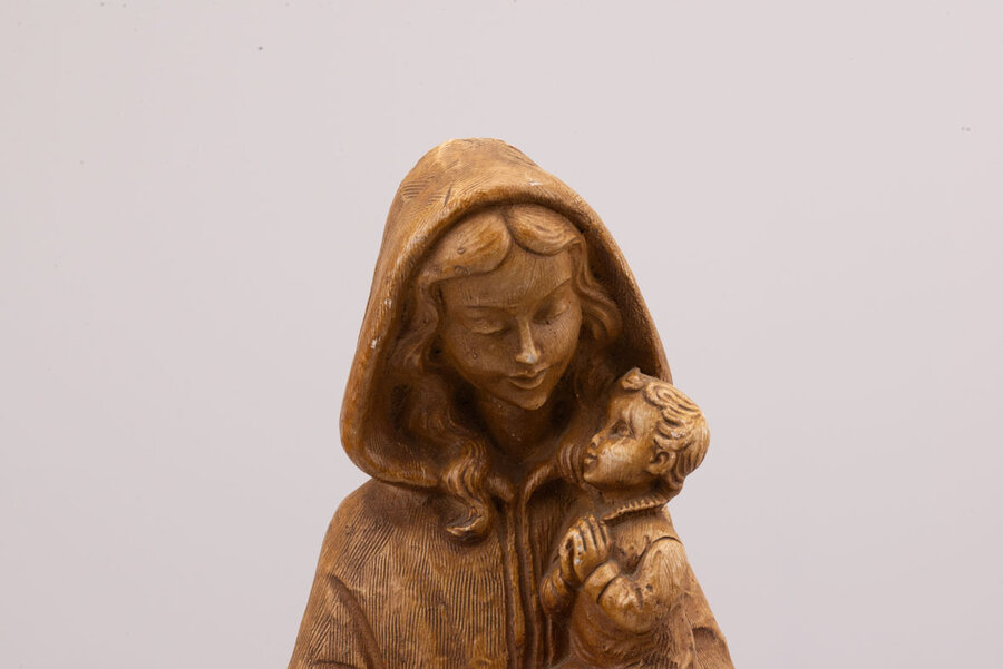 Statue signée au dos Merlini en plâtre Femme et enfant