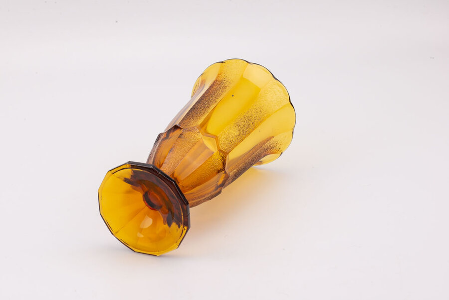 Vase ancien art déco en verre ambré