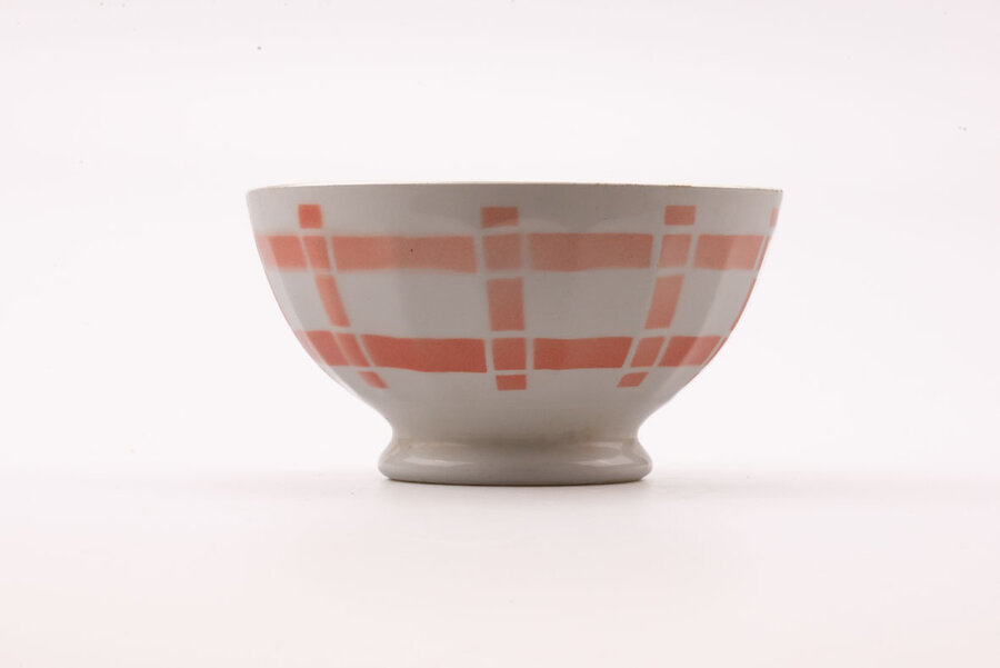 5 bols anciens en porcelaine blanche et lignes saumon