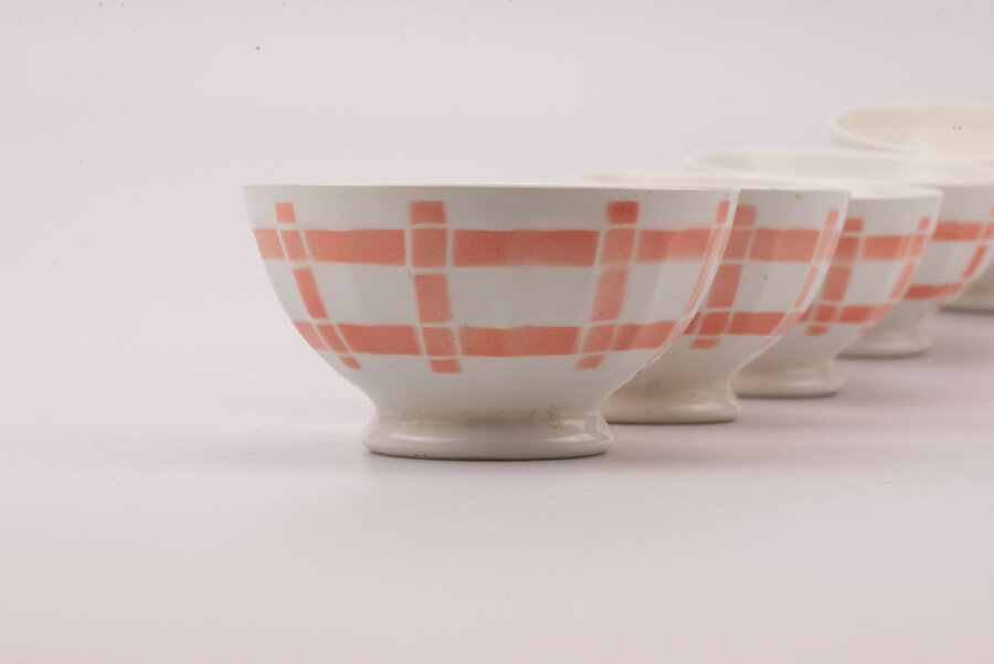 5 bols anciens en porcelaine blanche et lignes saumon
