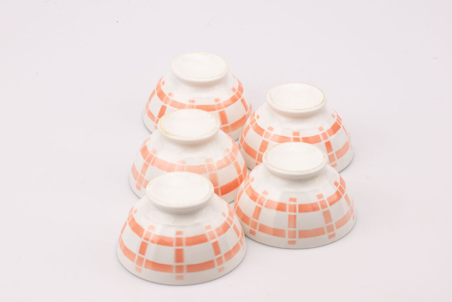 5 bols anciens en porcelaine blanche et lignes saumon