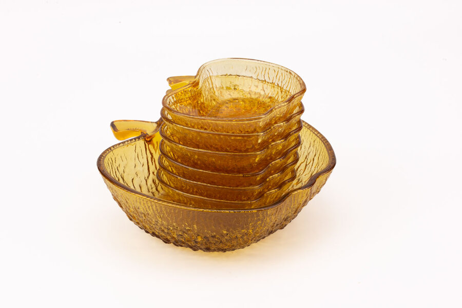 Service (1 plat et 6 coupelles) à fruits en forme de pomme en verre ambré